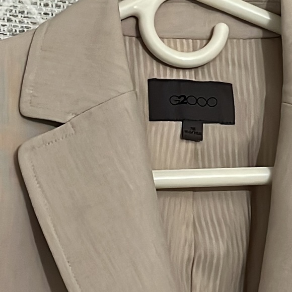 Cute Women’s Beige Blazer - Picture 3 of 8